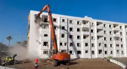الجرافات تهدم عمارات حي العنق التاريخية وسط صدمة الساكنة